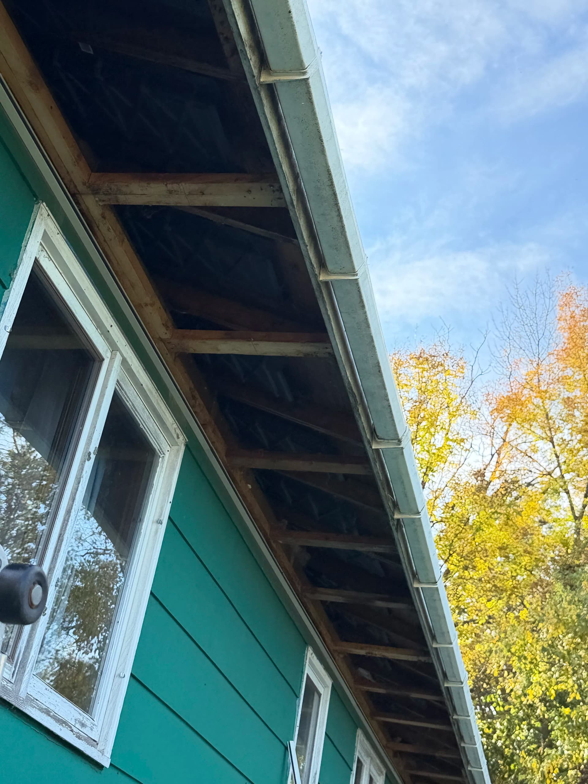 Gallery photos for Old Wood Soffit Replaced With Edco Quad 4 Center Vent Soffit: Image #1